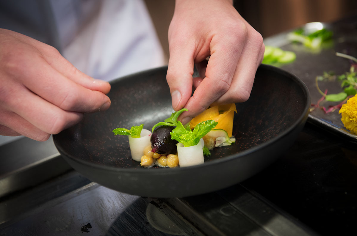 Chefkok Tommy Janssen restaurant Bentinck creëert gerecht van ESSENZA Fleur bloemenprint Chefkok Tommy Janssen restaurant Bentinck creëert gerecht van ESSENZA Fleur bloemenprint