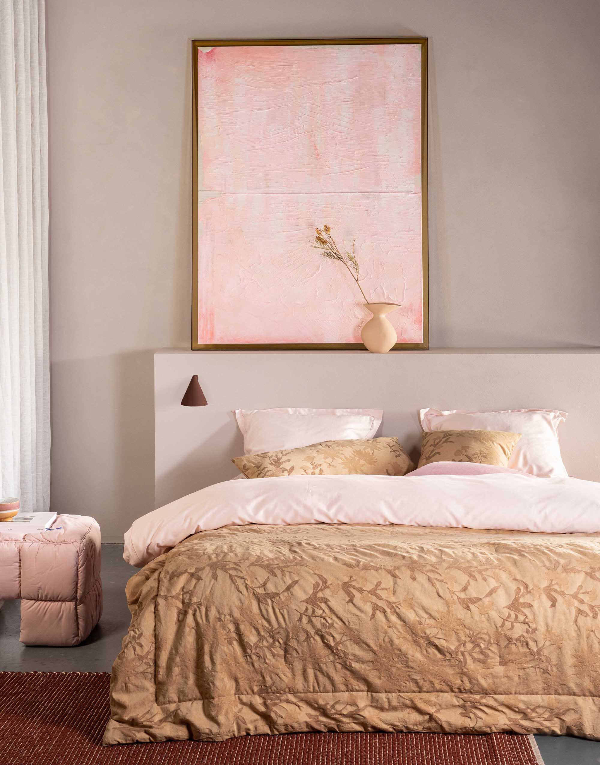Essenza Aziza Rose dekbedovertrek met Claudine Golden Sand sprei en sierkussens