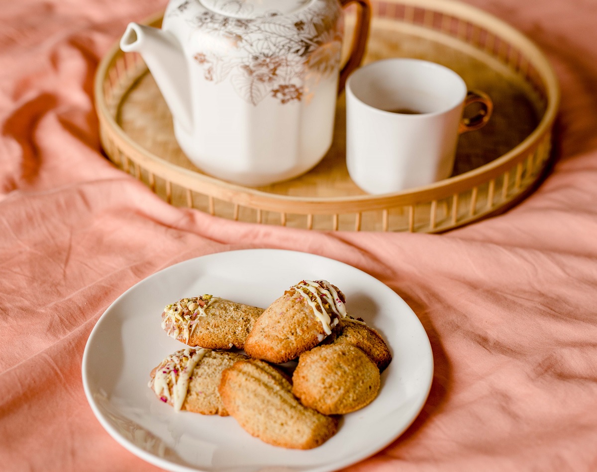 Recept: Madeleines met witte chocolade en rozenblaadjes 