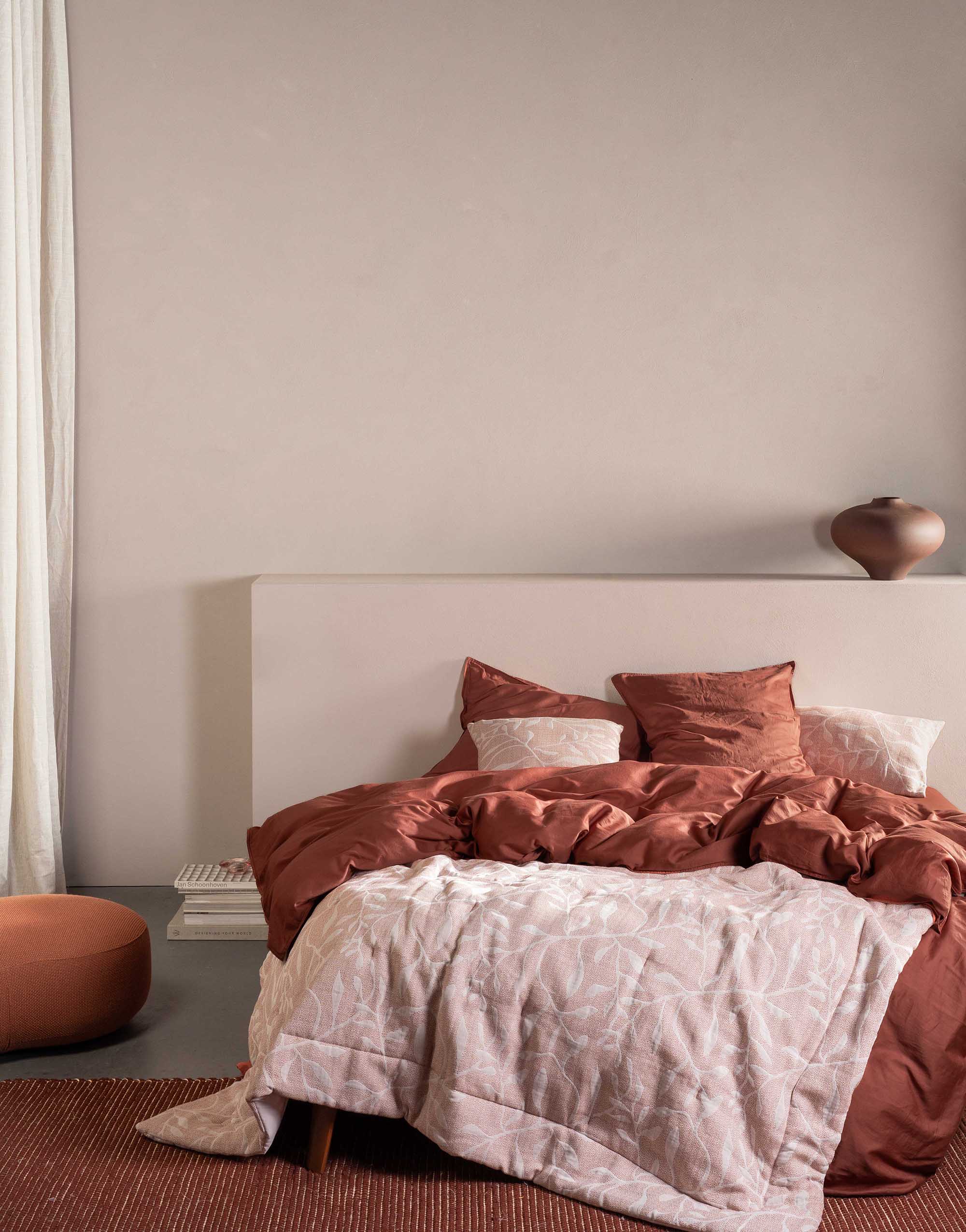 Essenza Minte Terracotta dekbedovertrek met Willow Mocha Mousse sprei en sierkussens