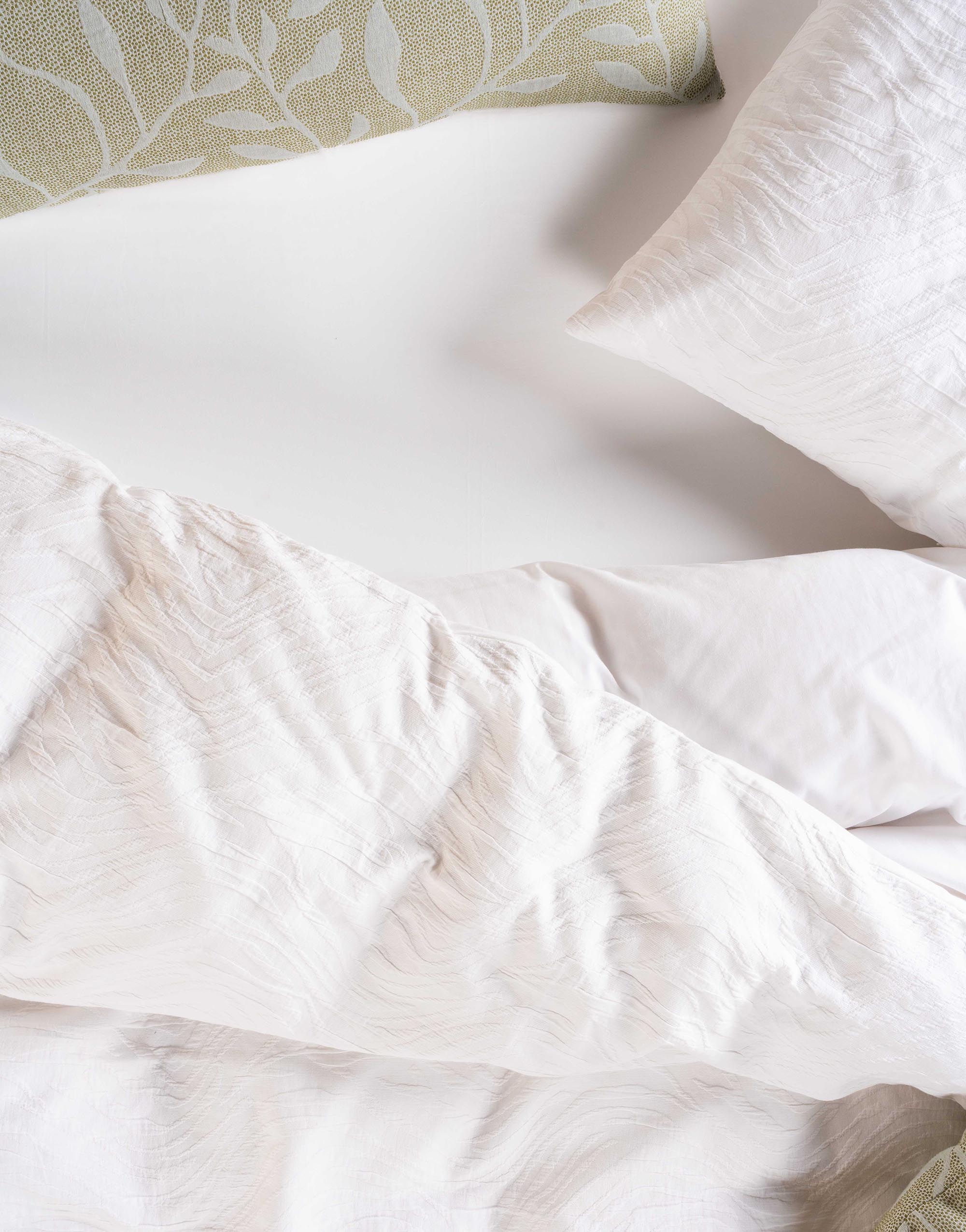 Wit dekbedovertrek op bed