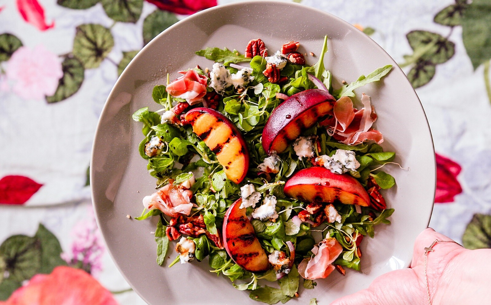 Recept: Salade met gegrilde perzikken