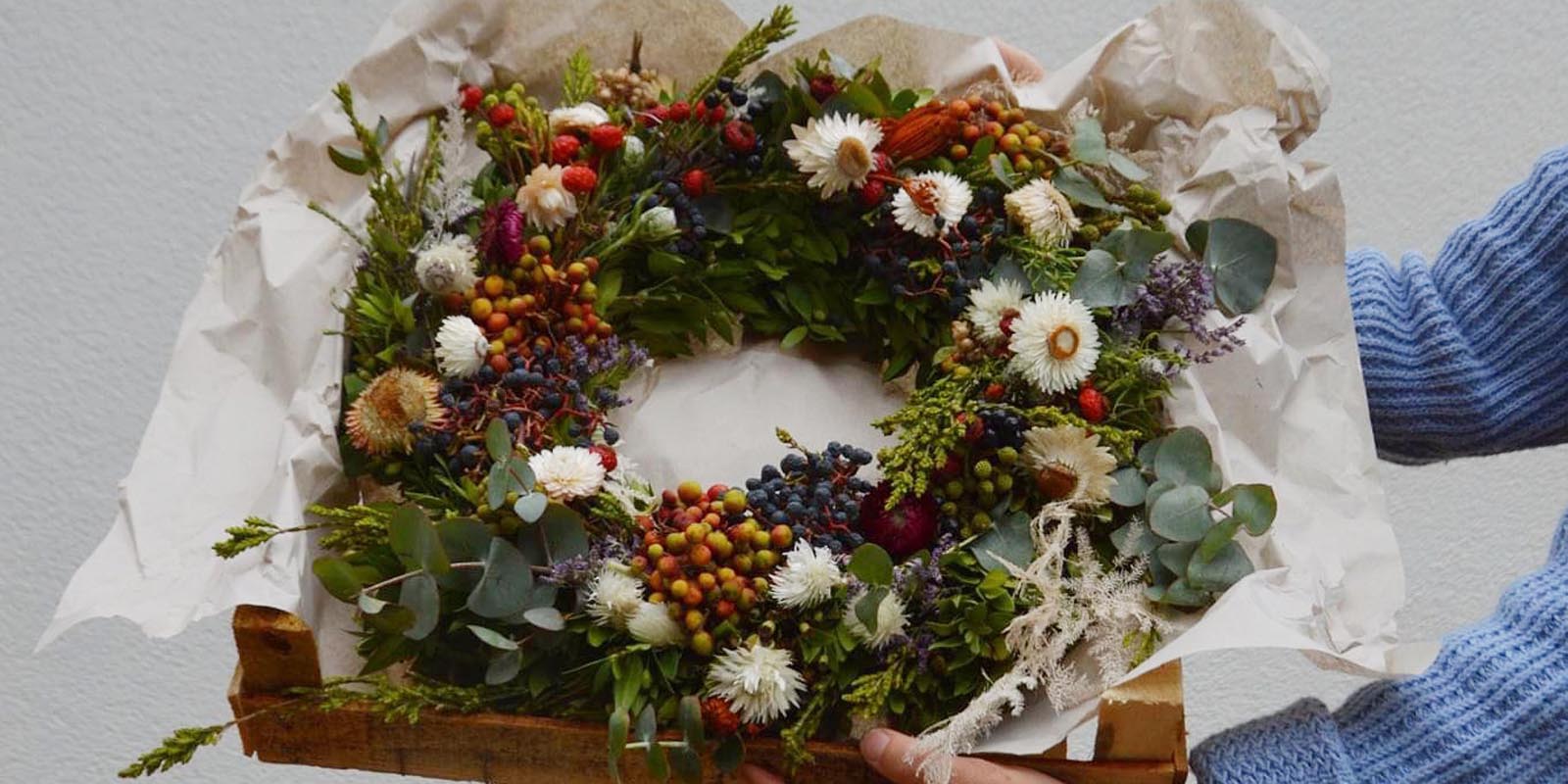 DIY: Kerstkrans met bloemen