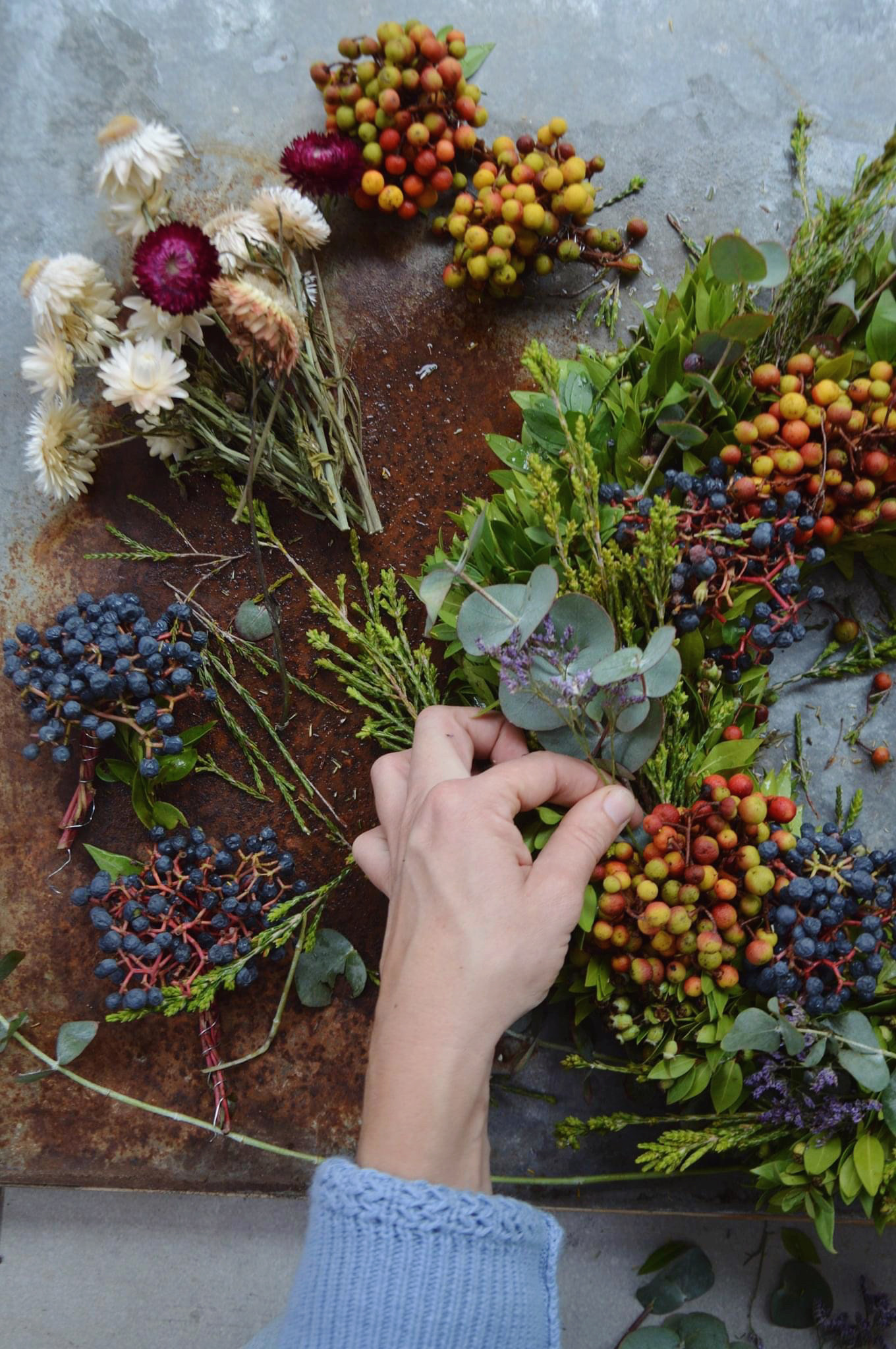 bloemen voorbereiden voor krans