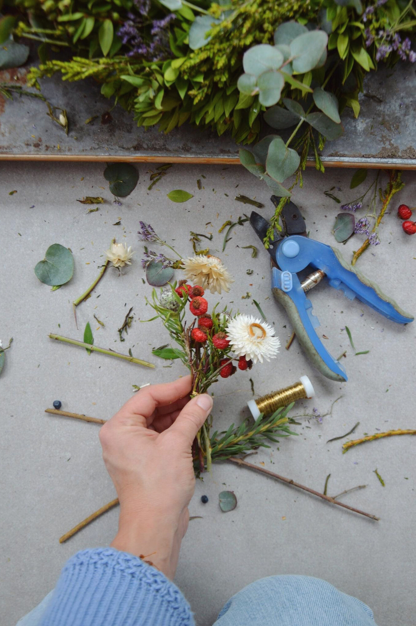 Draat om de bloemen wikkelen voor stevigheid